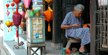 Lantern making in Hoi An: a preserved tradition in this charming city