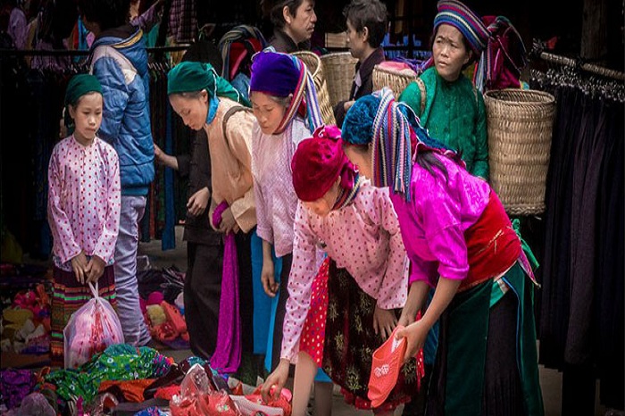 The mountain markets in Ha Giang: the colours of the karst mountains