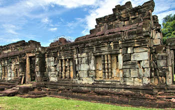 Phnom Penh â€“ Fly to Siem Reap â€“ Rolous group â€“ Banteay Srei (B/-/-)