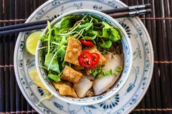 Auténtico Cao Lau en Hoi An: una joya culinaria