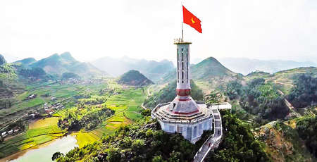 La torre de la bandera de Lung Cu | Símbolo nacional sagrado en Ha Giang