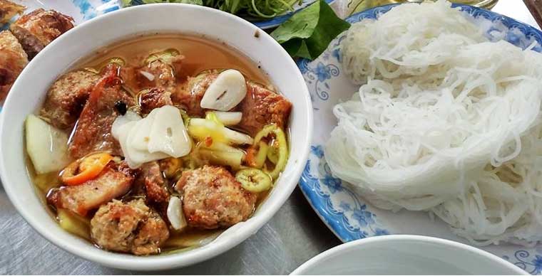 El bun cha de Hanoi, una digna posición en el tesoro culinario nacional