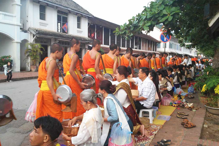 La ceremonia matutina de Tak Bat en Luang Prabang
