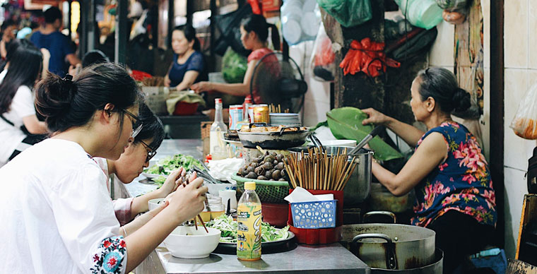 La comida callejera de Hanoi, una experiencia de viaje exquisita
