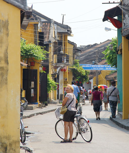 (Una calle reservada para peatones y bicicletas en Hoi An - Paseo en bicicleta)