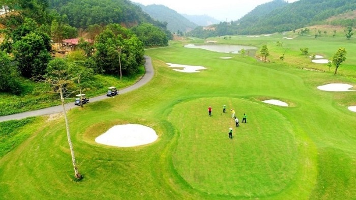 Golf en Vietnam: belleza armoniosa de los campos de golf en Hoa Binh