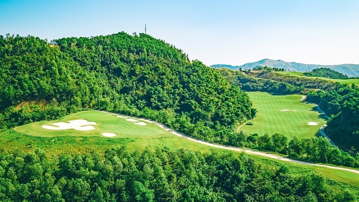 Golf en Vietnam: belleza armoniosa de los campos de golf en Hoa Binh