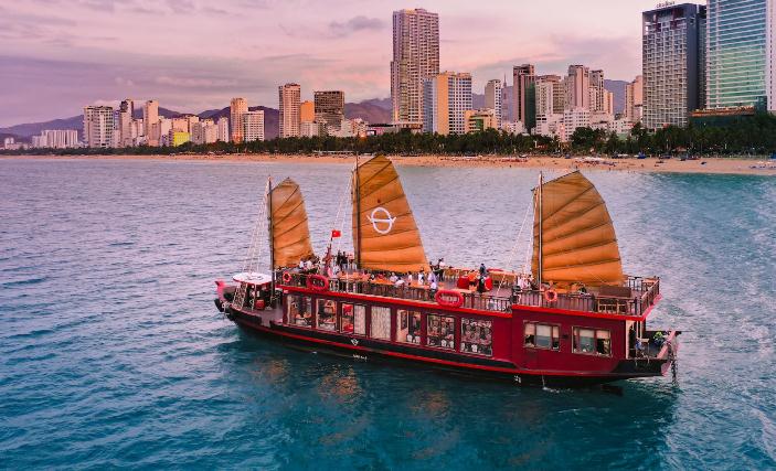 Junks, yate de lujo de 5 estrellas para cruceros por Vietnam