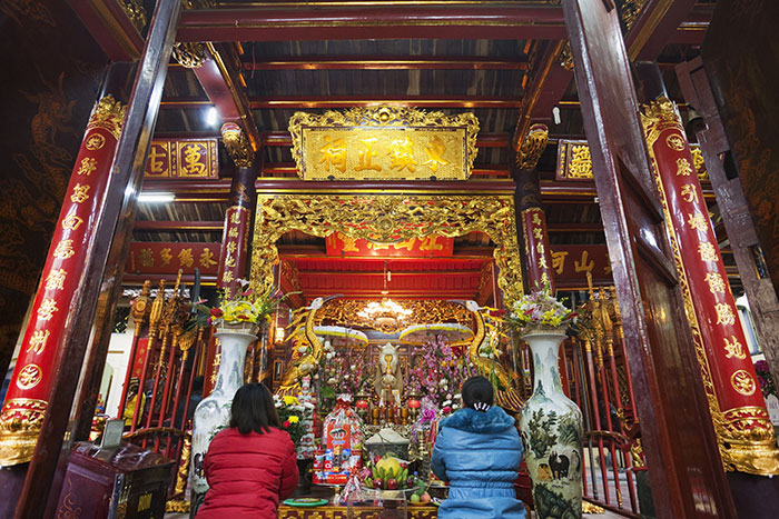 Altar en el templo de Bach Ma en Hanoi