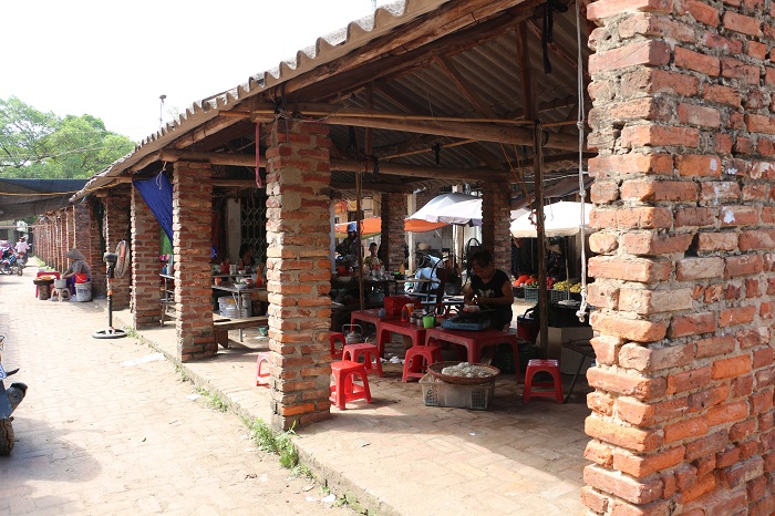 Mercado local en el pueblo de Nom