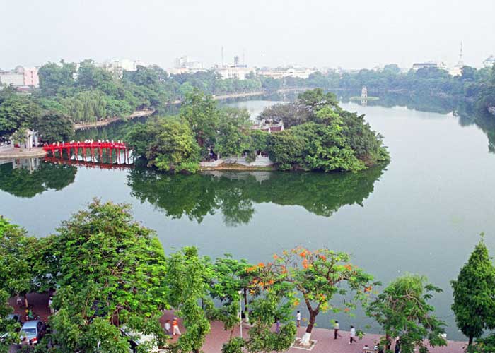 Vista panóramica del lago hoan kiem en el barrio hanoi