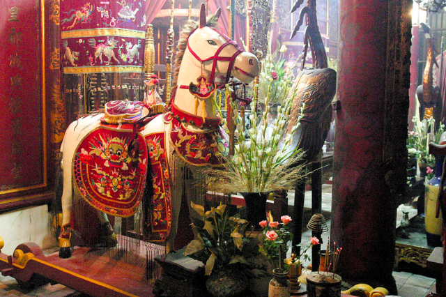 Caballo blanco en el templo de Bach Ma en Hanoi