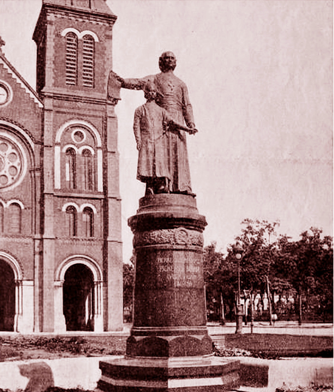 Estatua del senor Pigneau en la catedral Notre Dame de Saigon Vietnam