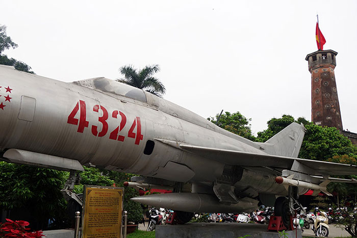Avion caza en el museo de historia militar de Vietnam en Hanoi
