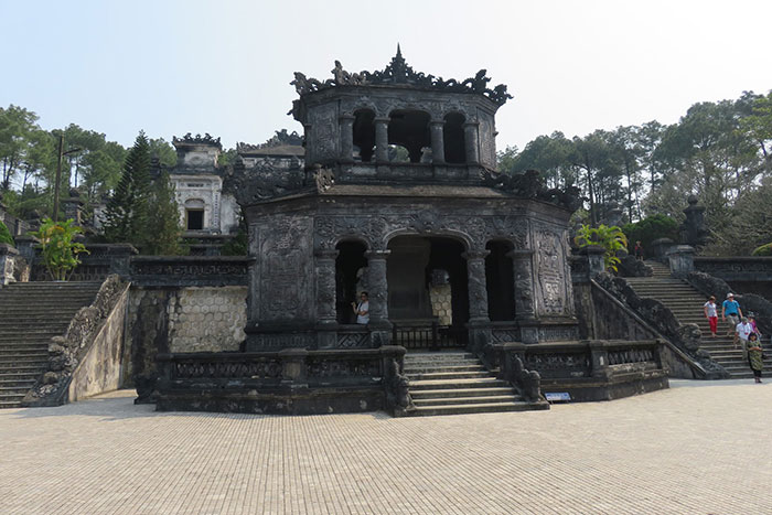 Chalet de la estela en el mausoleo de Khai Dinh en Hue