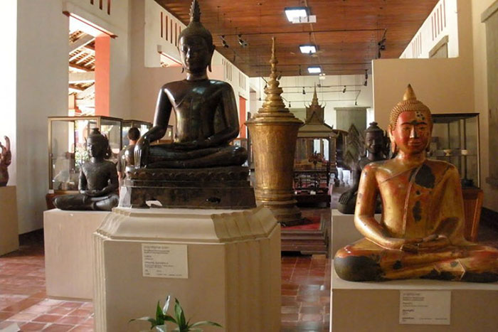 Colección de buda en el museo nacional de camboya