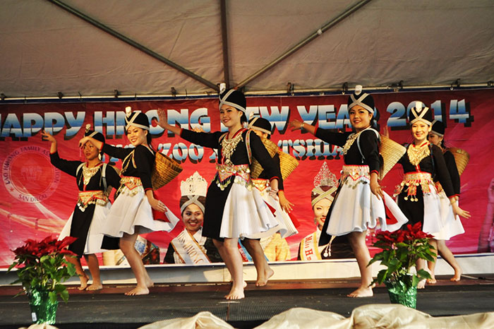 Danza tradicional de un grupo etnico en Laos