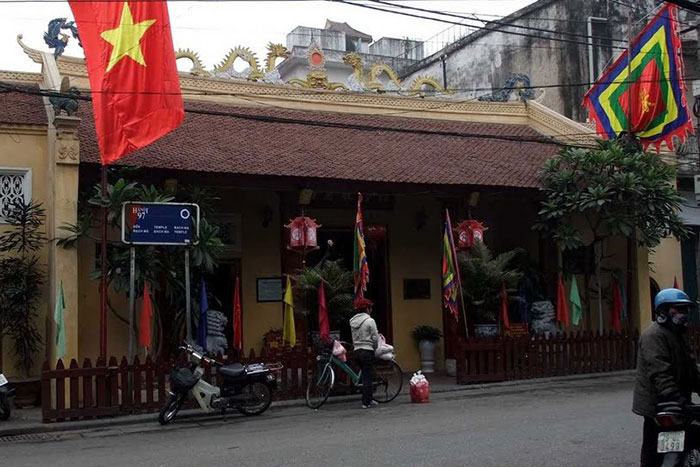 Entrada al templo de Bach Ma en Hanoi