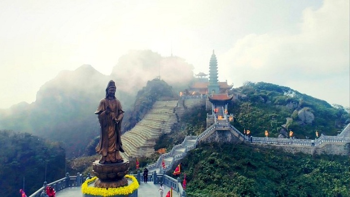 Estatua en la cima de la montaña Fansipan