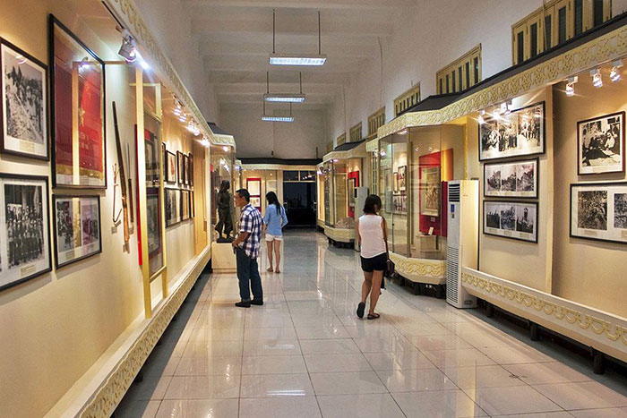 Exposicion en el museo de historia militar de Vietnam en Hanoi