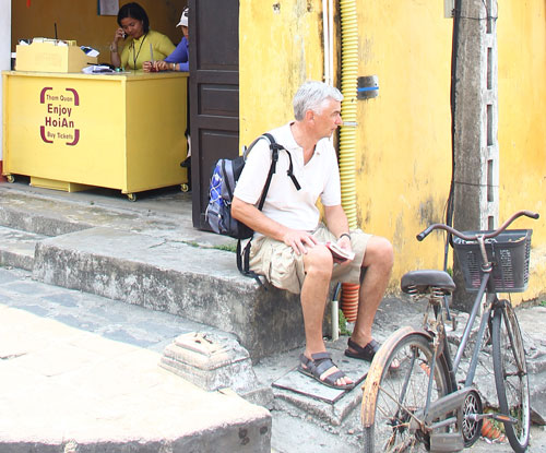 Merecido descanso para estos ciclistas cansados ​​tras su viaje a Hoi An