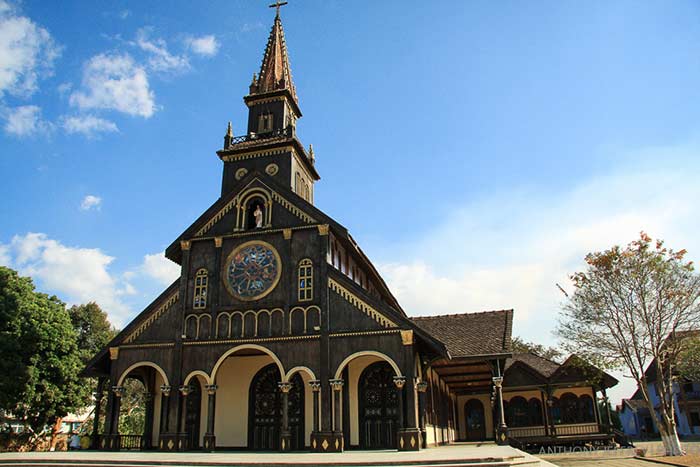 Iglesia catolica en Kontum Vietnam