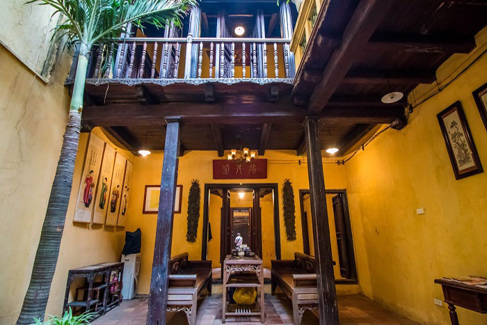 Interior de la antigua casa 87 Ma May en Hanoi