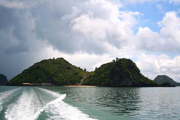 Isla Ba Mum en el Parque Nacional Bai Tu Long
