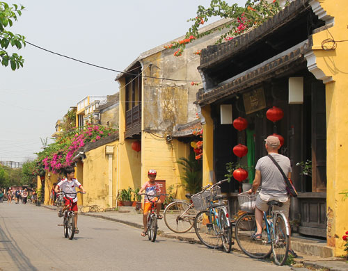 (Un escenario tranquilo y encantador en Hoi An: paseo en bicicleta)