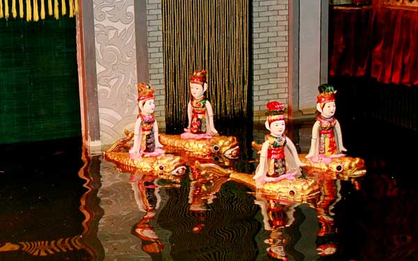 Danza de Mujeres en el Teatro de Marionetas de Hanoi