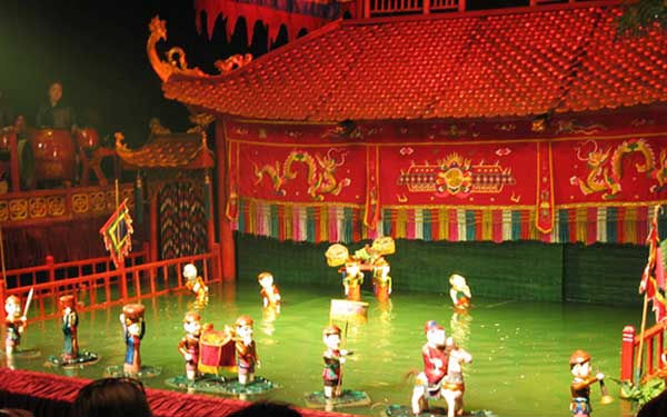 Fiesta de un pueblo de hanoi en el Teatro de marionetas Thang Long