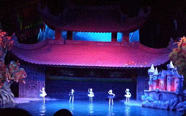 Lago de cisnes en el Teatro de Marionetas de Hanoi