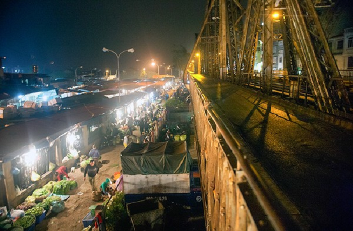 Mercado nocturno de Long Bien en Hanoi