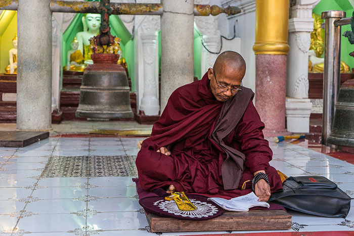 Monje en la pagoga Shwedagon en Yangon Myanmar