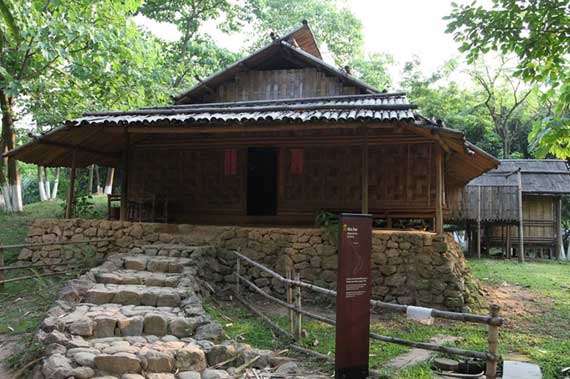 Casa de la etnia Dao en el Museo de Etnologia de Vietnam