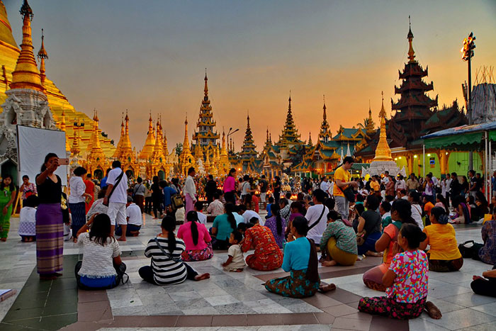 Oración en la pagoga Shwedagon en Yangon Myanmar