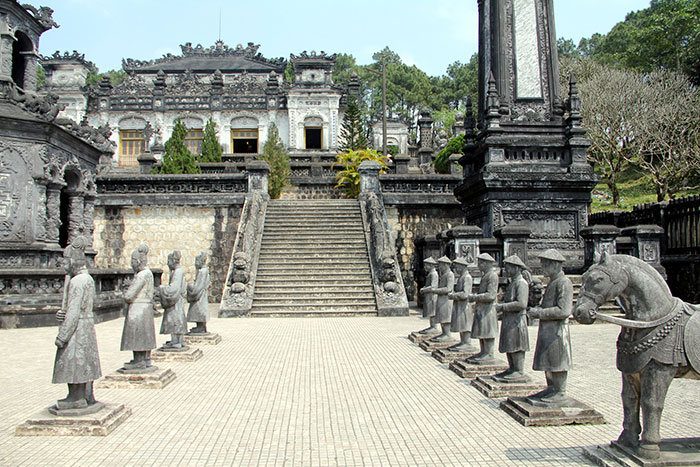 Patio de honor del mausoleo de Khai Dinh en Hue