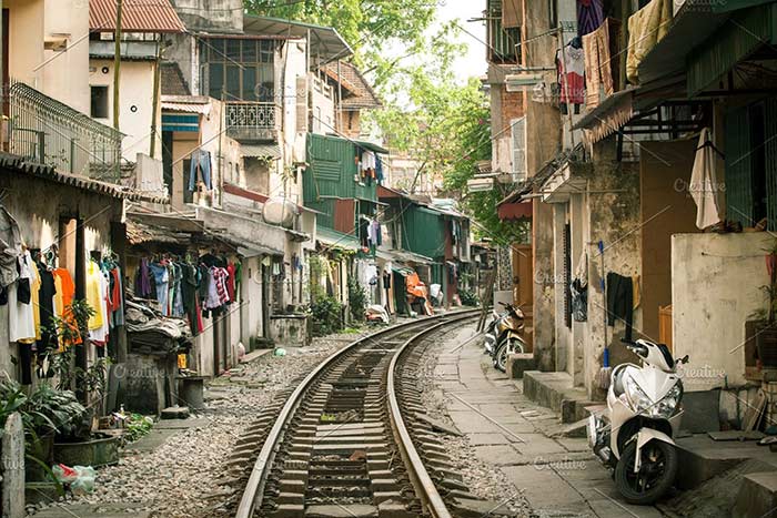 Los rieles del tren en el barrio antiguo de hanoi