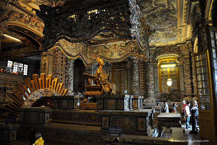 Sala del trono del mausoleo de Khai Dinh en Hue