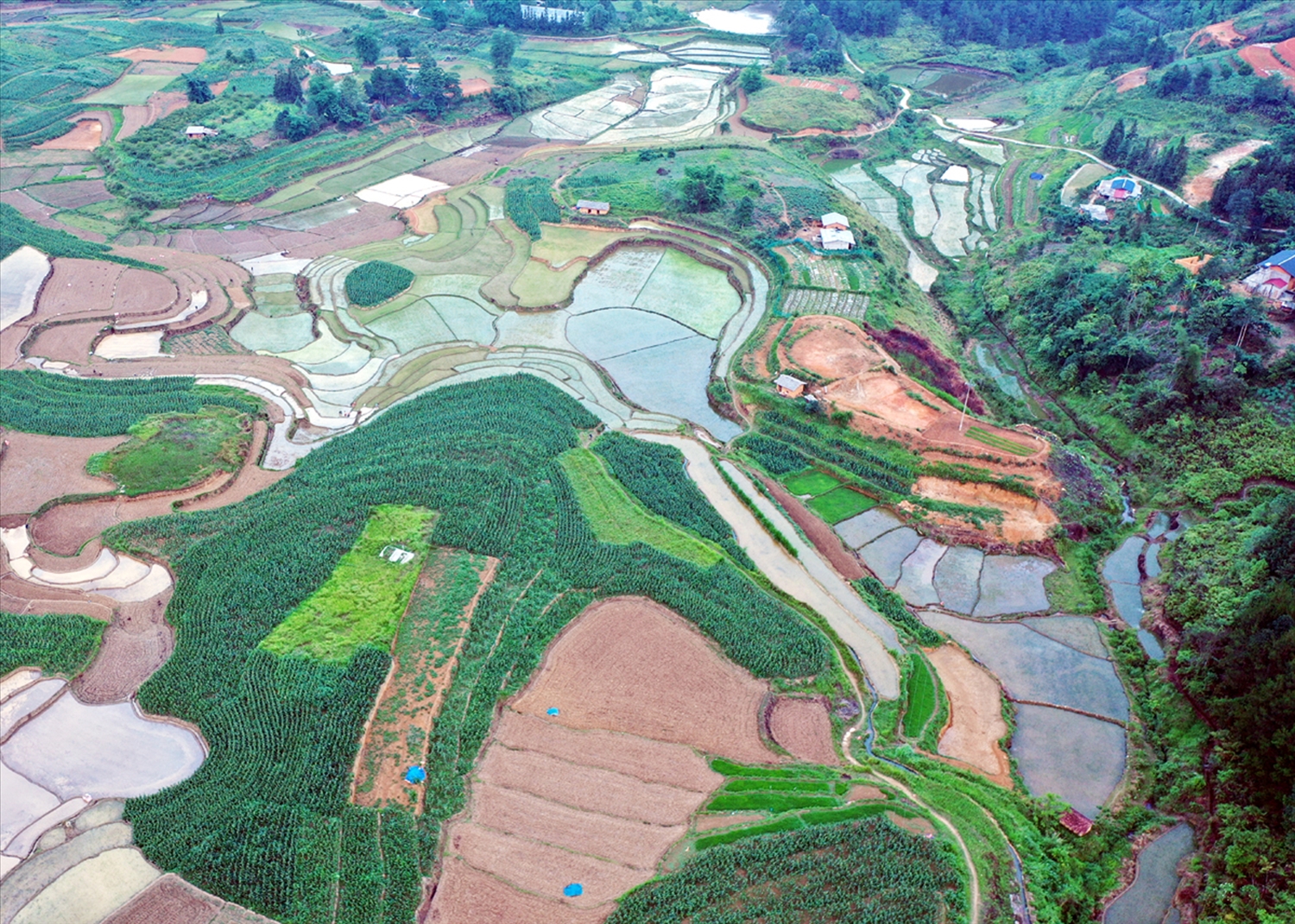 Pueblo de Nam Dam en Ha Giang visto desde arriba