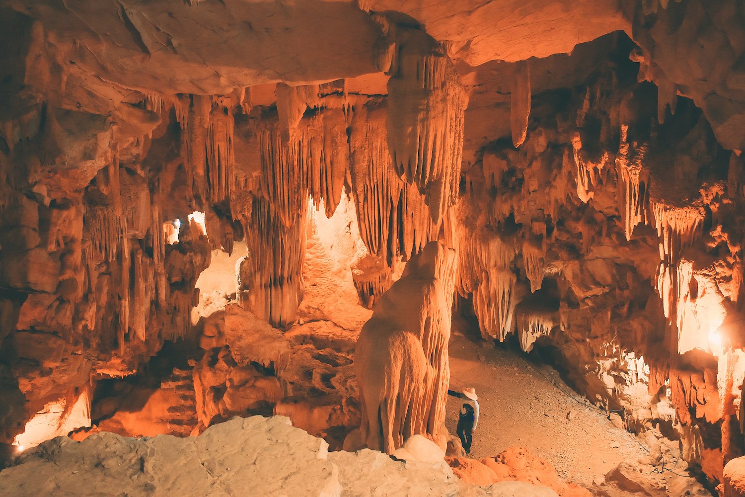 La cueva Vai Gioi en Thung Nham-Ninh Binh impresiona con sus brillantes formaciones de estalactitas)