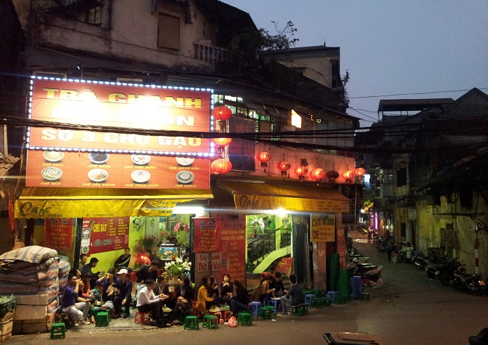 Comida callejera en el barrio antiguo de hanoi