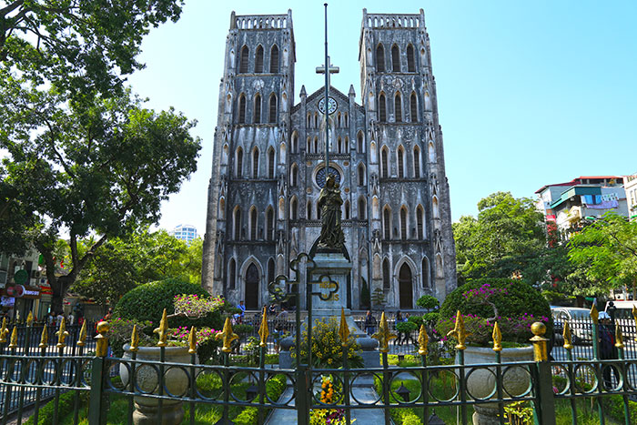 La catedral san jose en el barrio antiguo de Hanoi