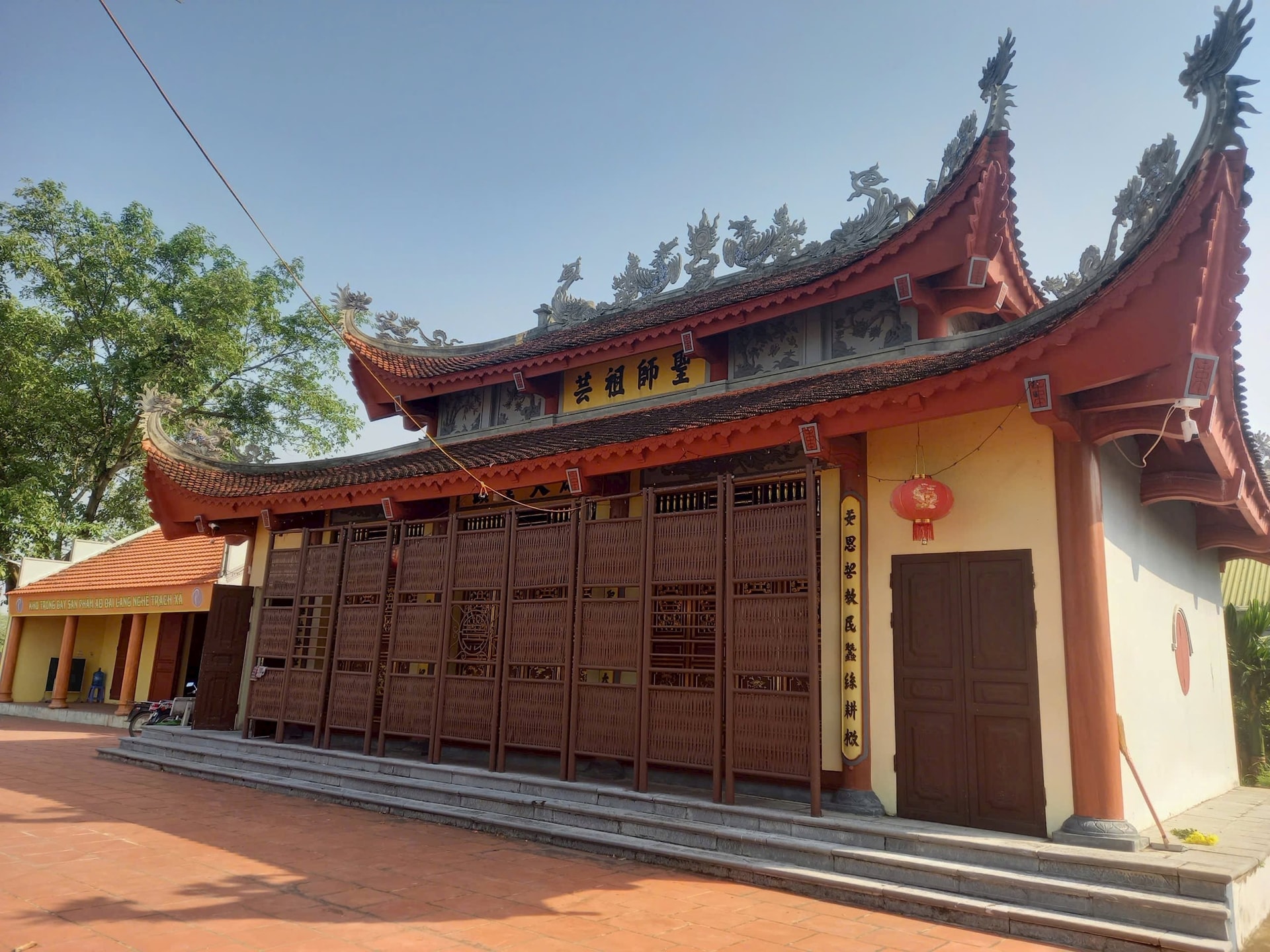 La casa comunal del pueblo venera a Nguyen Thi Sen, fundadora de la costura tradicional