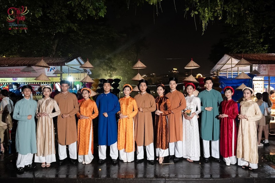 Un desfile de ao dai desde Trach Xa para presentar las creaciones y talentos de los artesanos del pueblo.