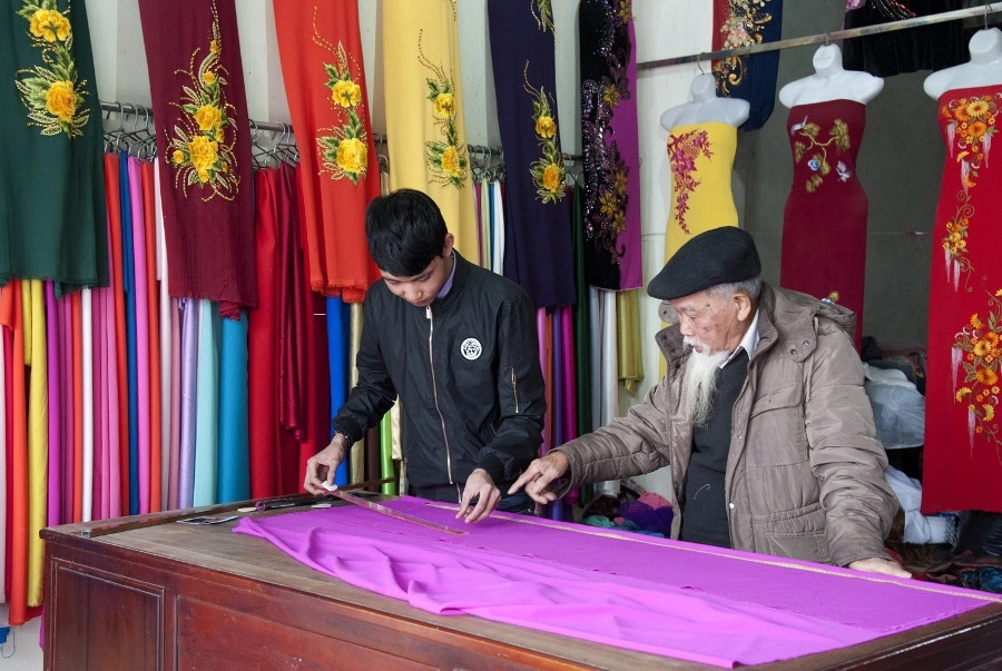 La transmisión profesional es muy importante en Trach Xa para preservar la tradición.