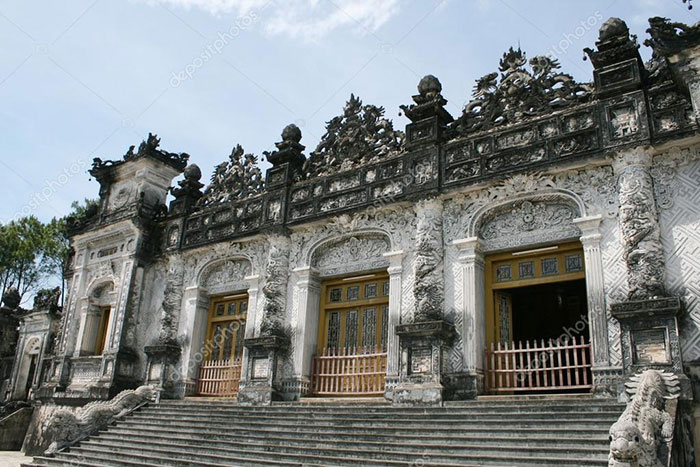 Tumba en el mausoleo de Khai Dinh en Hue