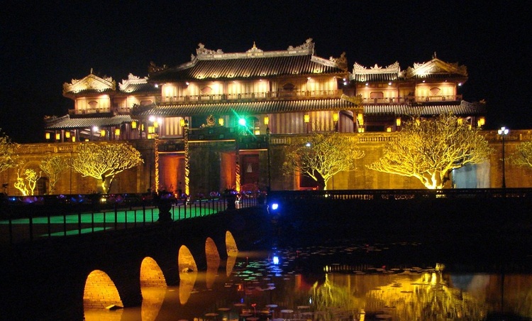 Ciudad imperial de Hue de noche