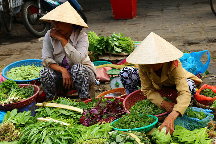 Vendedoras en el mercado local de Hue Vietnam