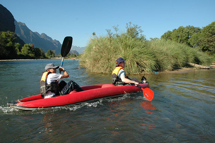 Hacer kayak en el rio Nam Song en Laos